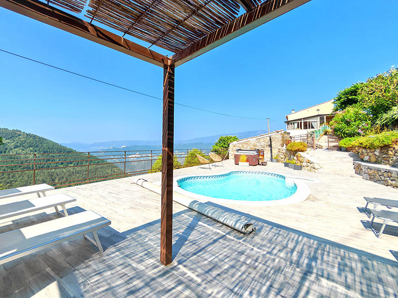 Maison - 180 m² - 9 pièces