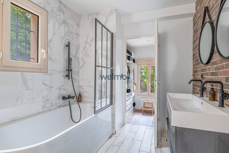 Maison - 245 m² - 8 pièces