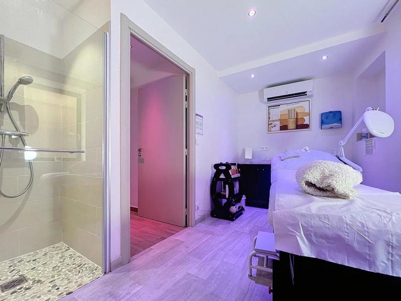 Beauté / Bien-être - 66 m² - 2 pièces