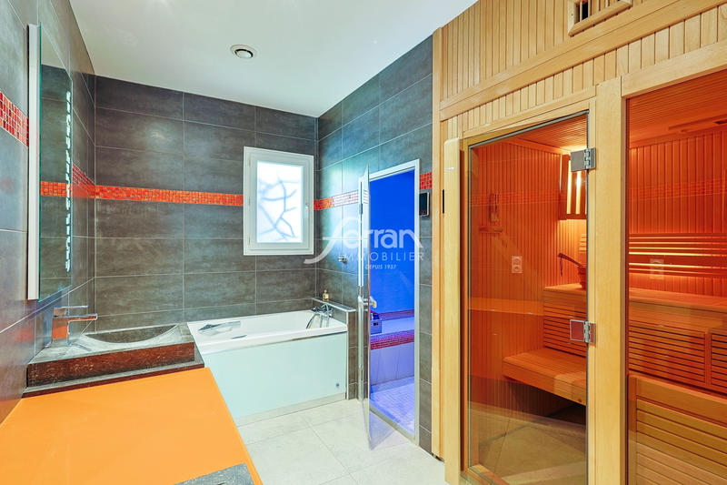 Maison - 179 m² - 6 pièces