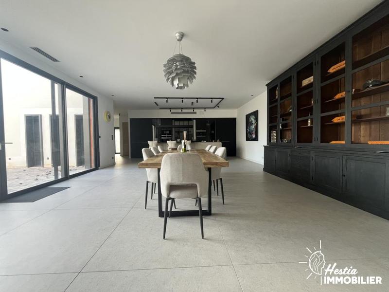 Propriété - 242 m² - 6 pièces