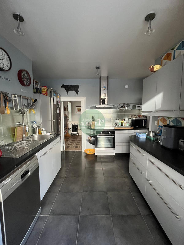 Maison - 240 m² - 8 pièces