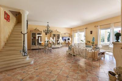 Propriété - 230 m² - 9 pièces