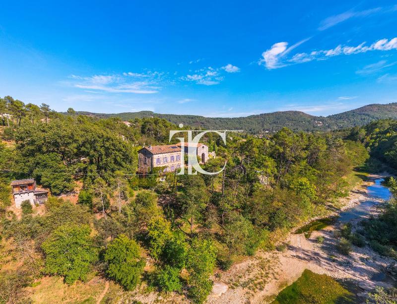 Maison - 379 m² - 19 pièces