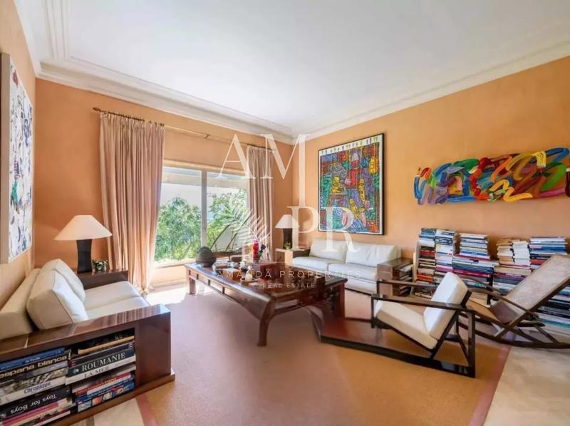 Maison - 682 m² - 11 pièces