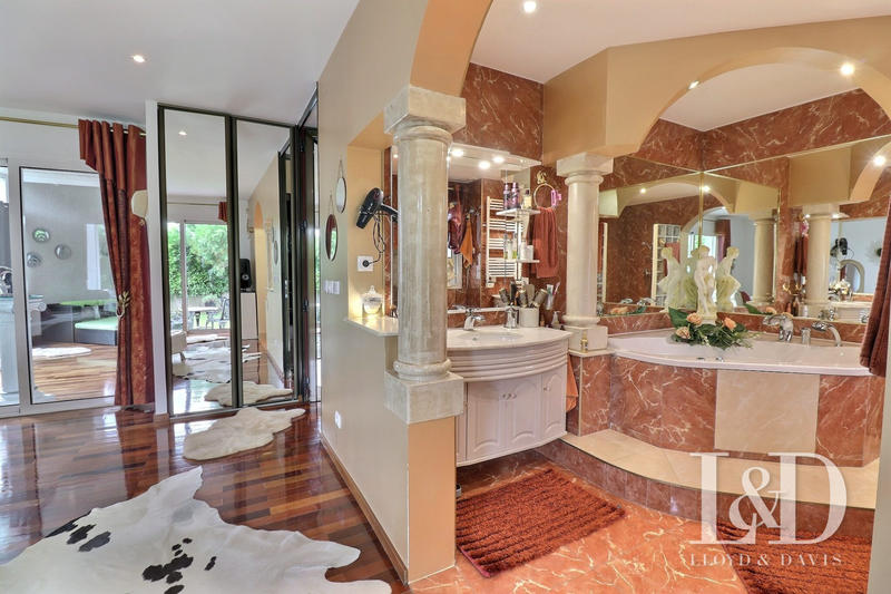 Maison contemporaine - 574 m² - 12 pièces