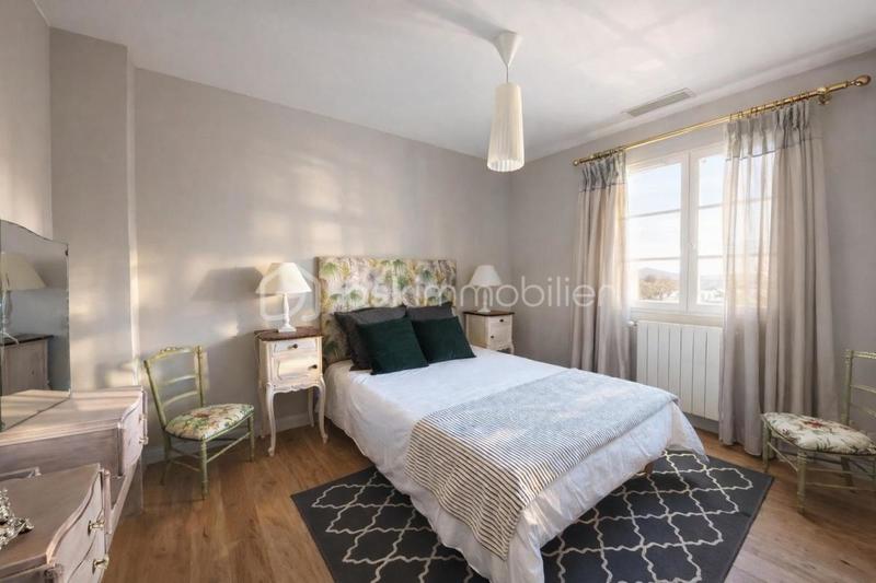 Villa - 210 m² - 8 pièces