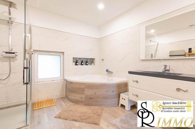 Maison - 201 m² - 7 pièces