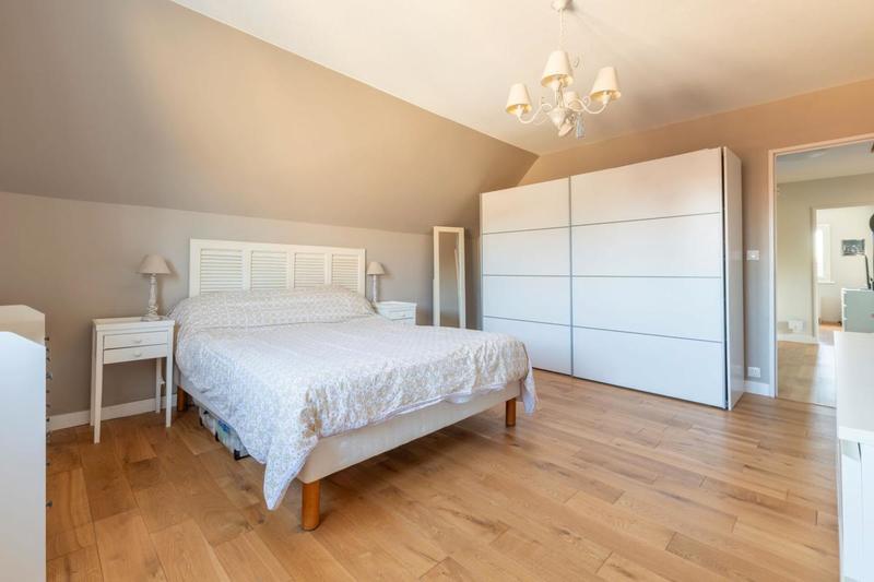 Maison - 202 m² - 8 pièces