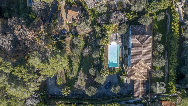 Maison - 232 m² - 8 pièces