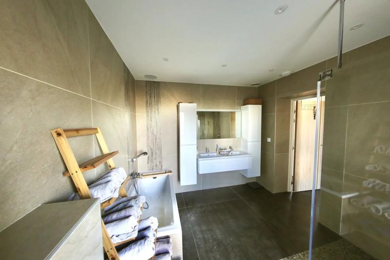 Maison - 235 m² - 6 pièces