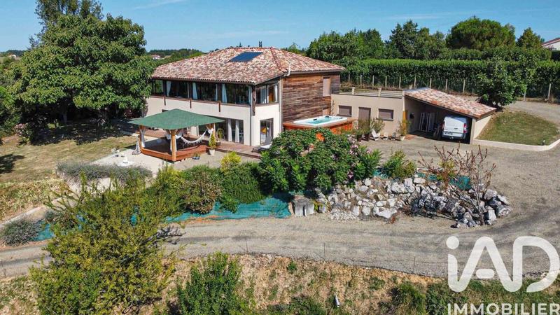 Maison - 220 m² - 5 pièces