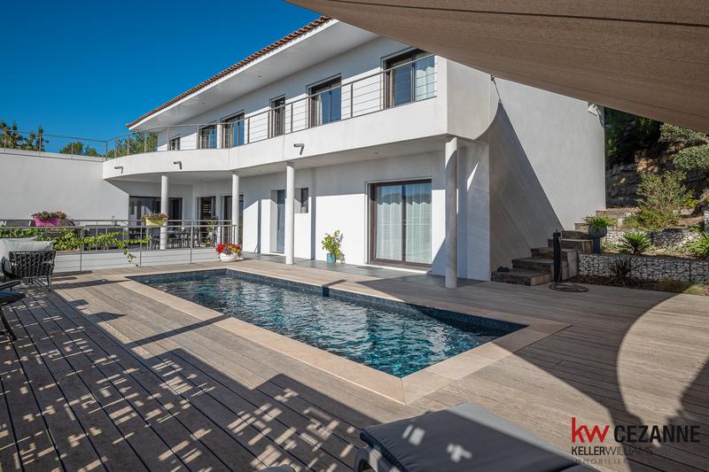 Maison - 248 m² - 8 pièces