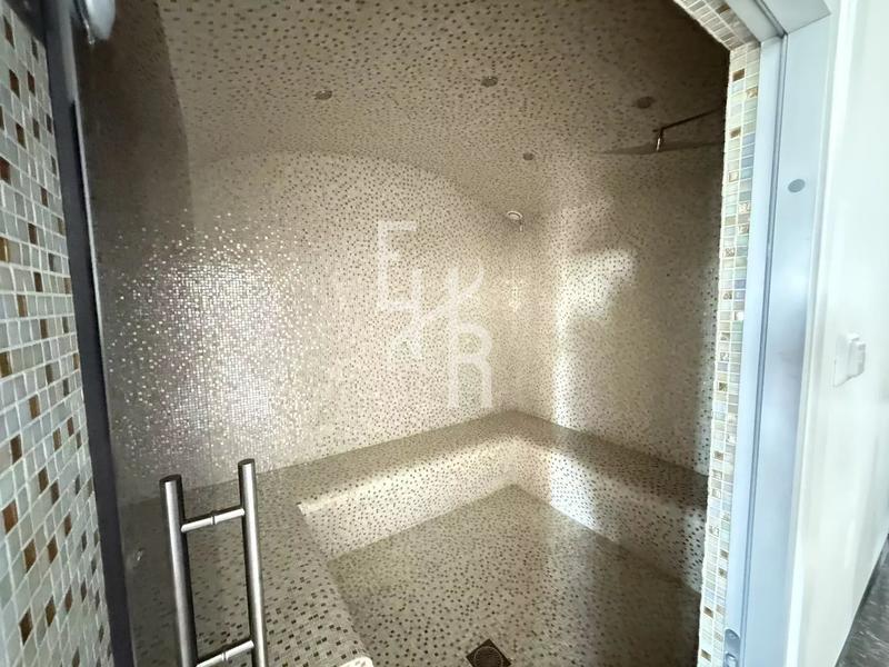 Maison - 389 m² - 8 pièces