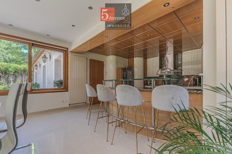 Maison - 400 m² - 12 pièces