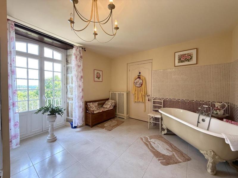 Maison - 333 m² - 9 pièces