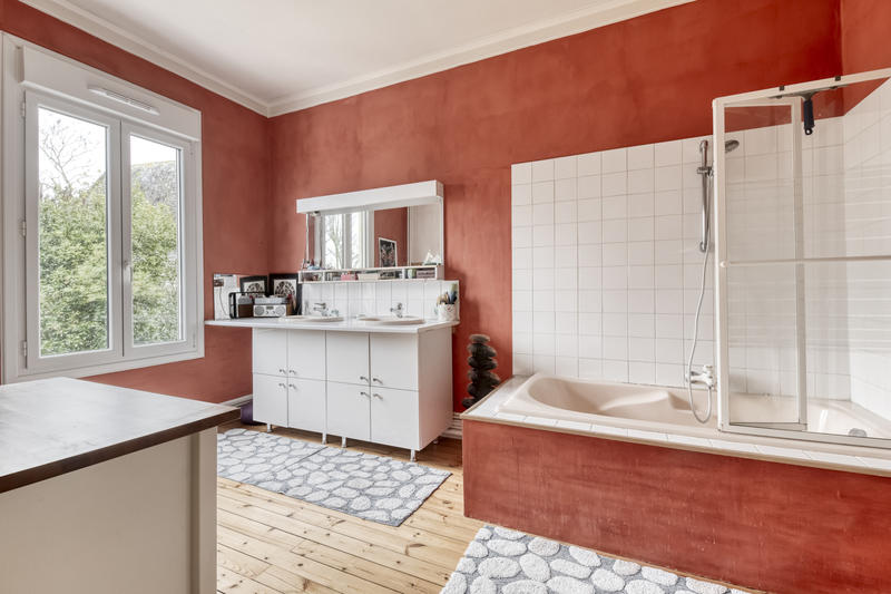 Maison - 233 m² - 9 pièces