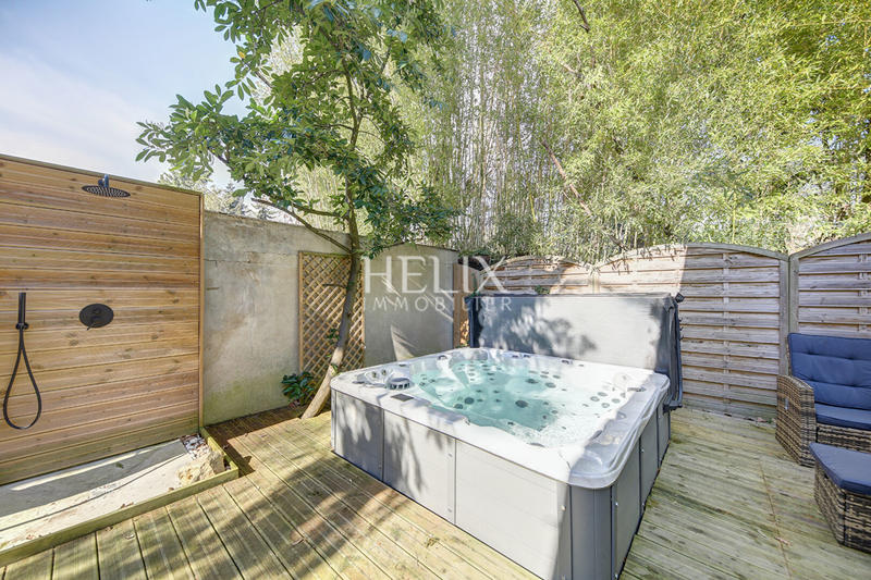 Maison - 250 m² - 8 pièces