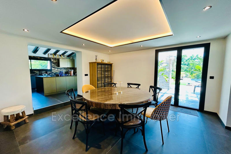 Villa - 215 m² - 10 pièces