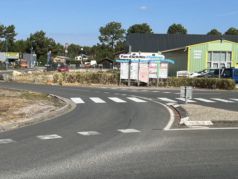 Local commercial - 1 266 m² - 3 pièces