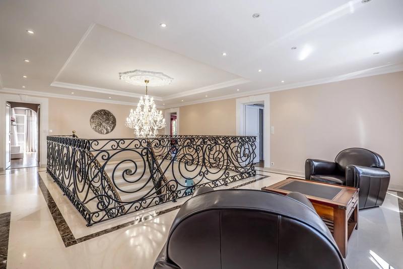 Maison contemporaine - 733 m² - 15 pièces