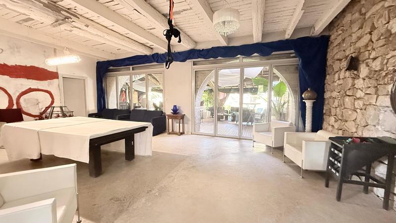 Maison - 817 m² - 15 pièces