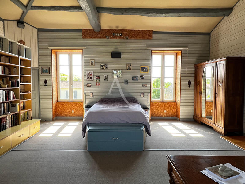 Maison - 330 m² - 8 pièces