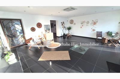 Propriété - 285 m² - 6 pièces