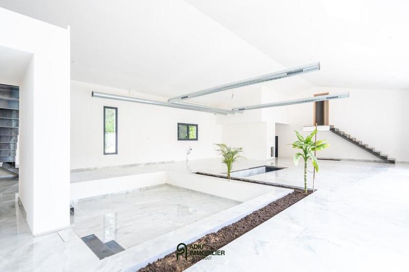 Maison - 254 m² - 5 pièces