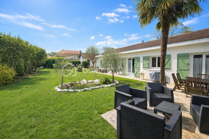 Maison - 1 172 m² - 8 pièces