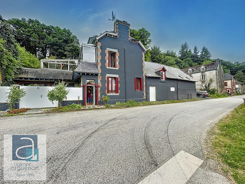 Maison - 202 m² - 7 pièces