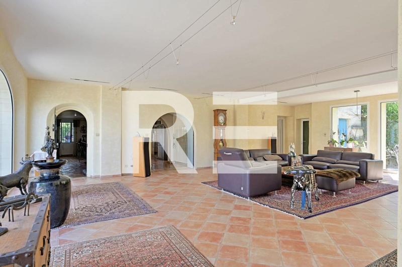 Mas - 550 m² - 16 pièces