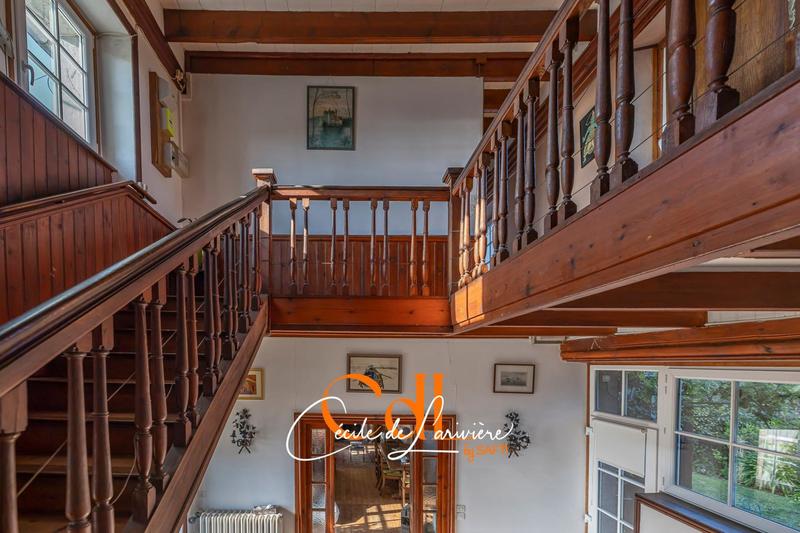 Maison - 240 m² - 8 pièces