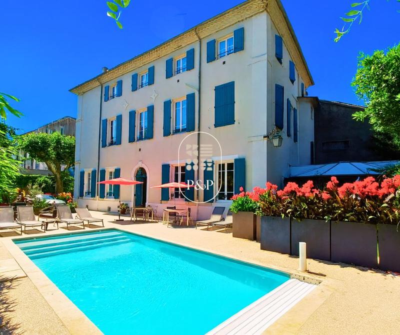 Maison - 408 m² - 8 pièces