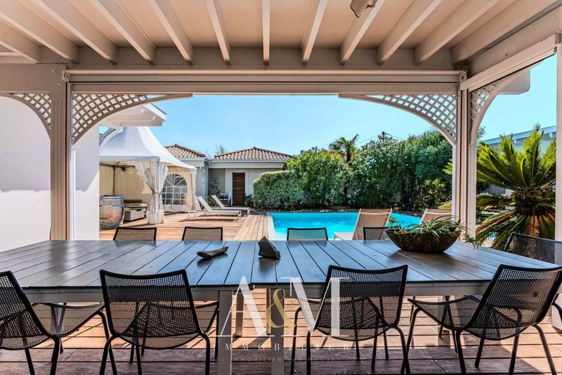 Maison - 350 m² - 10 pièces