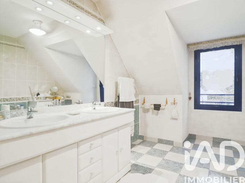 Maison - 220 m² - 7 pièces