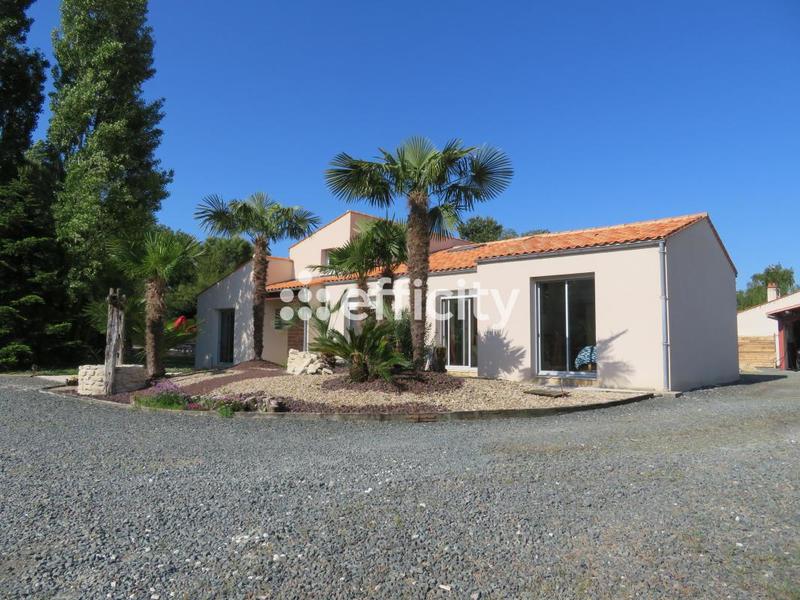 Maison - 212 m² - 7 pièces