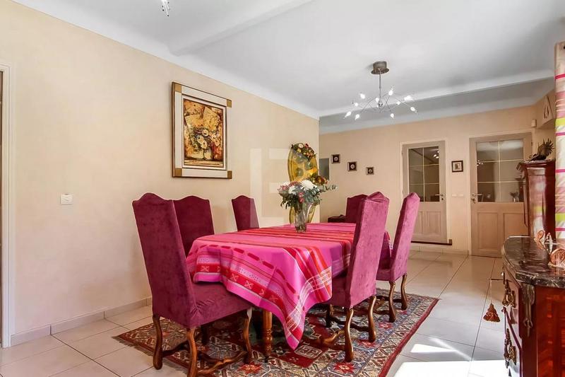 Maison - 238 m² - 9 pièces