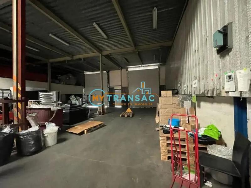 Local d'activité / Entrepôt - 3 699 m²