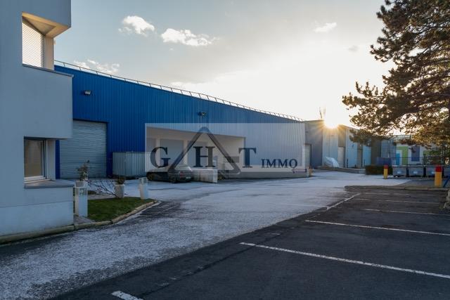 Entrepôt - 3 900 m²