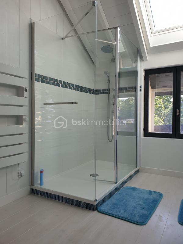 Maison - 230 m² - 8 pièces