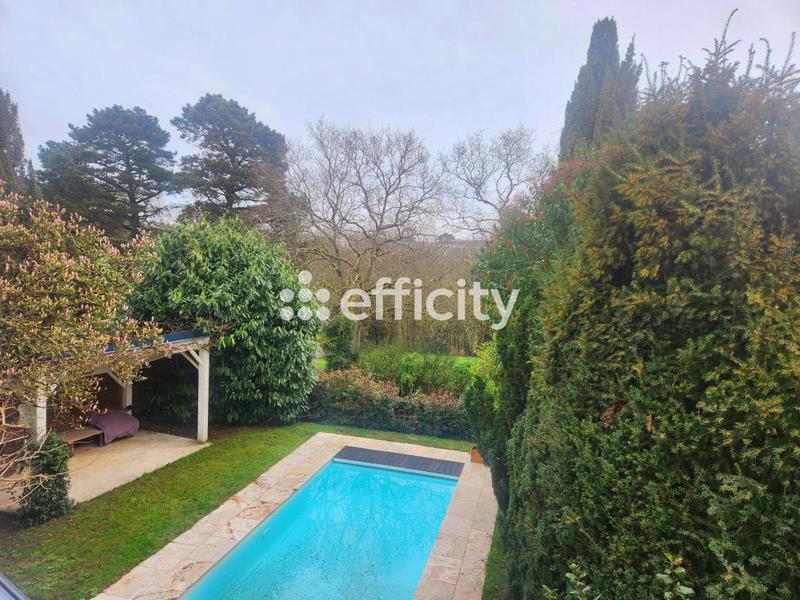 Maison - 215 m² - 10 pièces