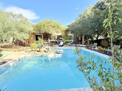 Maison traditionnelle - 182 m² - 7 pièces