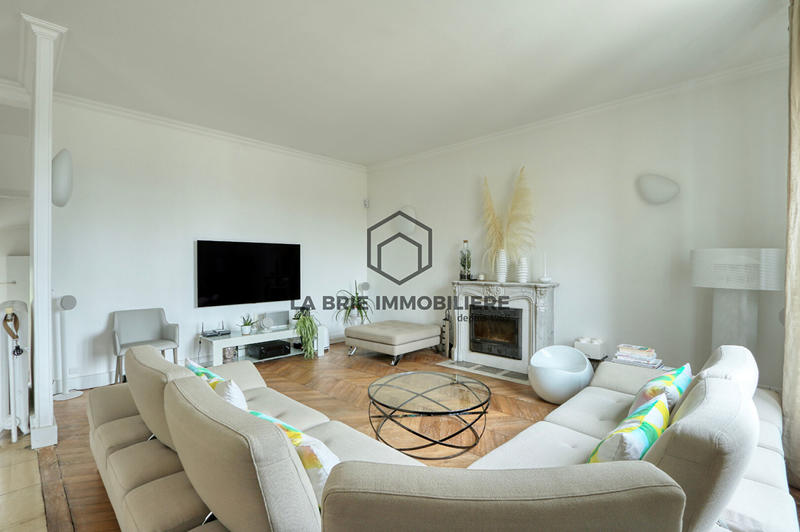 Maison - 235 m² - 9 pièces