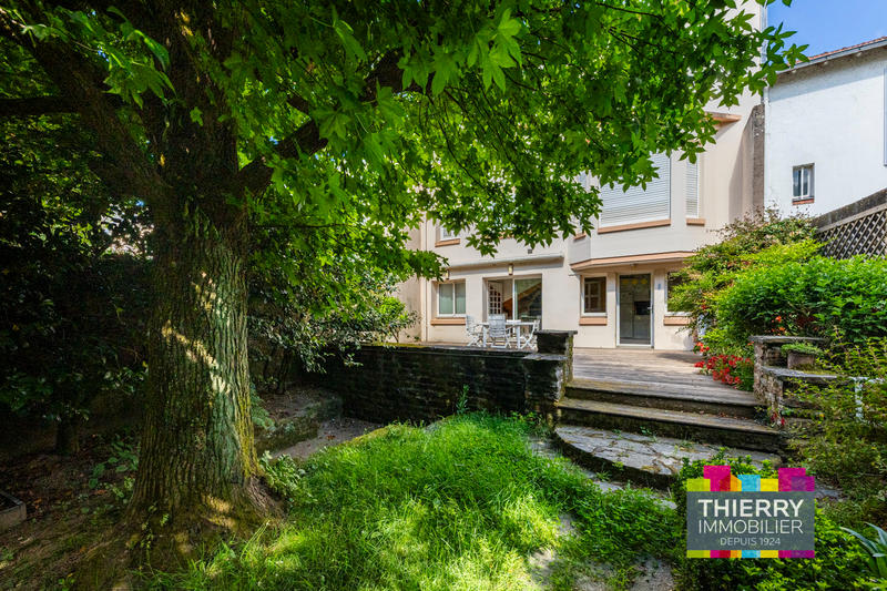 Maison - 238 m² - 8 pièces