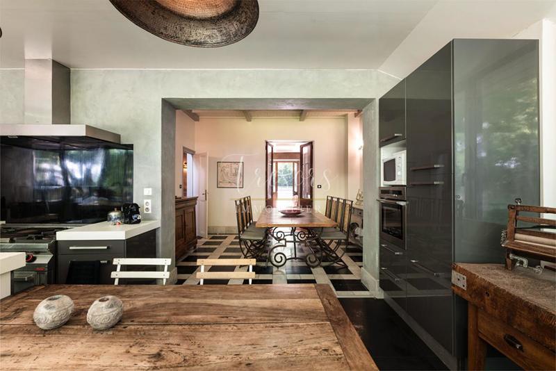 Demeure - 363 m² - 9 pièces