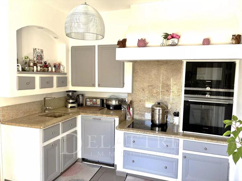 Propriété - 170 m² - 6 pièces