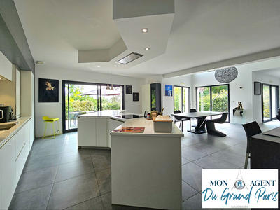 Maison - 204 m² - 7 pièces