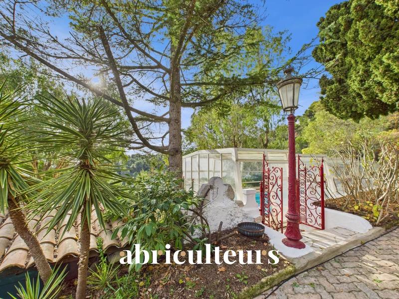 Maison - 233 m² - 7 pièces