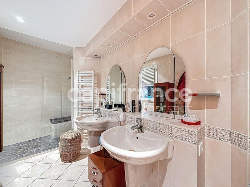 Maison - 305 m² - 9 pièces